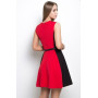 Модное платье без рукавов с контрастными вставками по боку